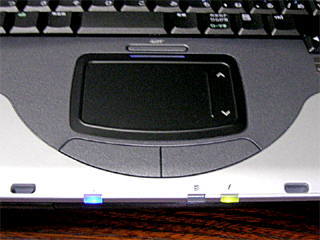 hp nx9005では、タッチパッドがＯＮの時は青色LEDが点灯する。タッチパッドすぐ上にあるのがマウスパッドのオン・オフのボタン
